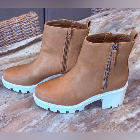 DV by Dolce Vita Shoes - Women’s DOLCE VITA Nicola Ankle Boot- Camel. Size 8